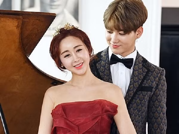 Để trông không quá chênh lệch với chồng trẻ, nàng hoa hậu này thường cố gắng ăn mặc trẻ trung, đơn giản.