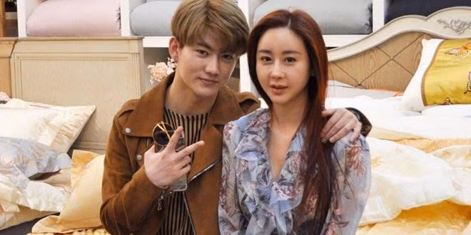 Ham So Won sinh năm 1976 trong khi Trần Hoa năm nay 25 tuổi.