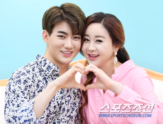 Cả hai khá đồng điệu về trang phục khi cùng diện áo sơ mi chỉ khác về màu sắc.