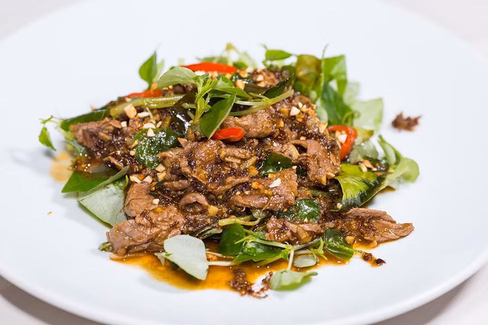 Sở dĩ người dân Campuchia sử dụng loài kiến đỏ để chế biến món ăn đặc biệt này là vì đây là loài côn trùng có chứa rất nhiều dinh dưỡng.