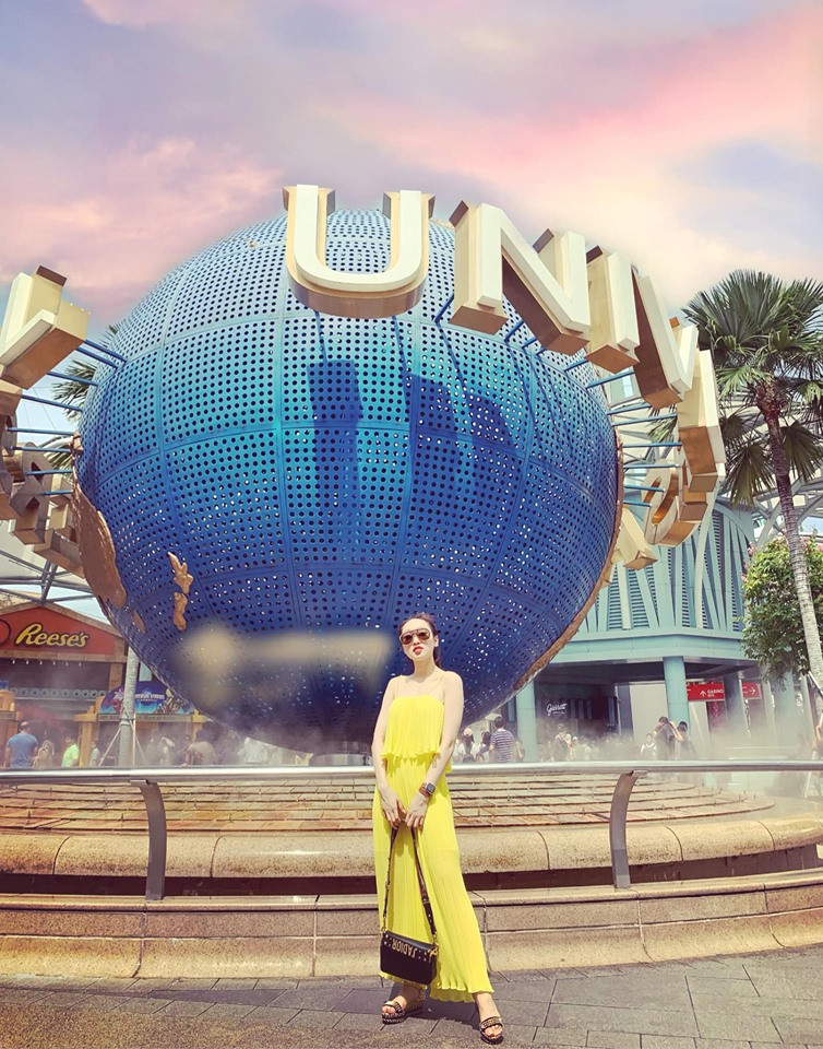 Phong cách thời trang của người đẹp 8X vừa sang trọng lại vừa gợi cảm vừa đủ..