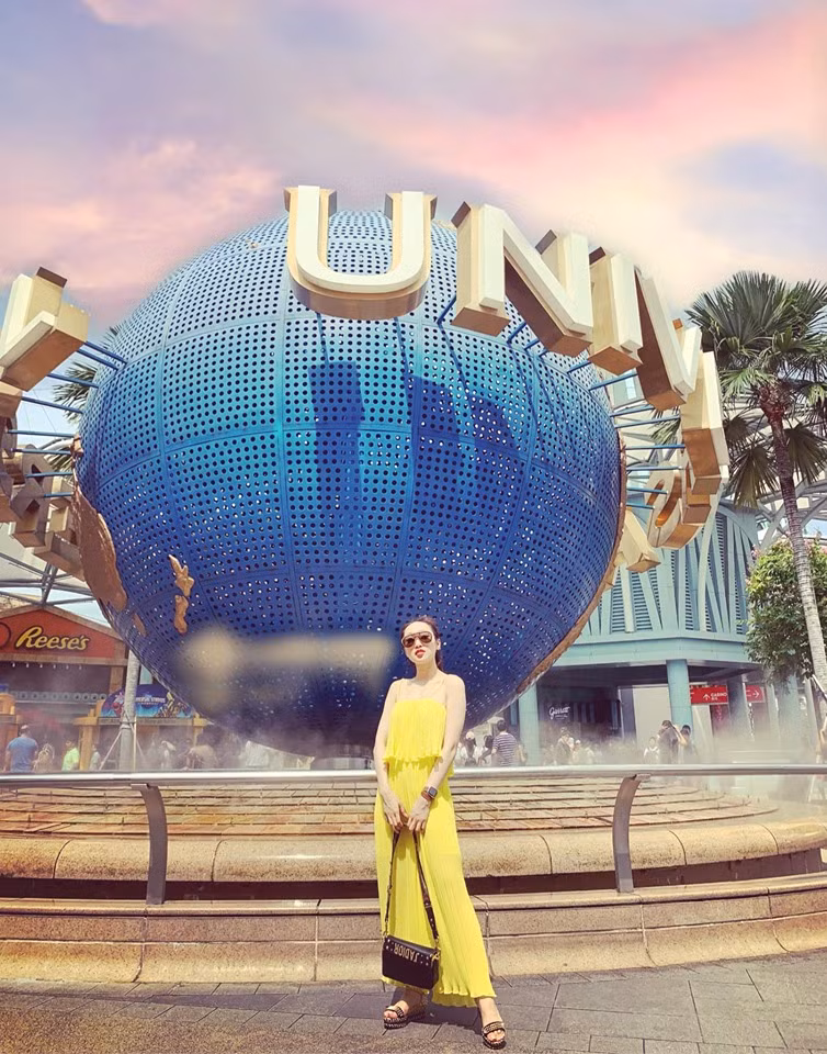 Phong cách thời trang của người đẹp 8X vừa sang trọng lại vừa gợi cảm vừa đủ..