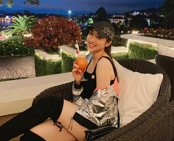 Không chỉ sở hữu thân hình cân đối, gợi cảm, cô nàng còn gây ấn tượng bởi phong cách thời trang sang chảnh, sang trọng.