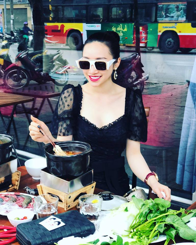 Ngay cả khi đi ăn, cô nàng vẫn ăn mặc sang chảnh vô cùng.