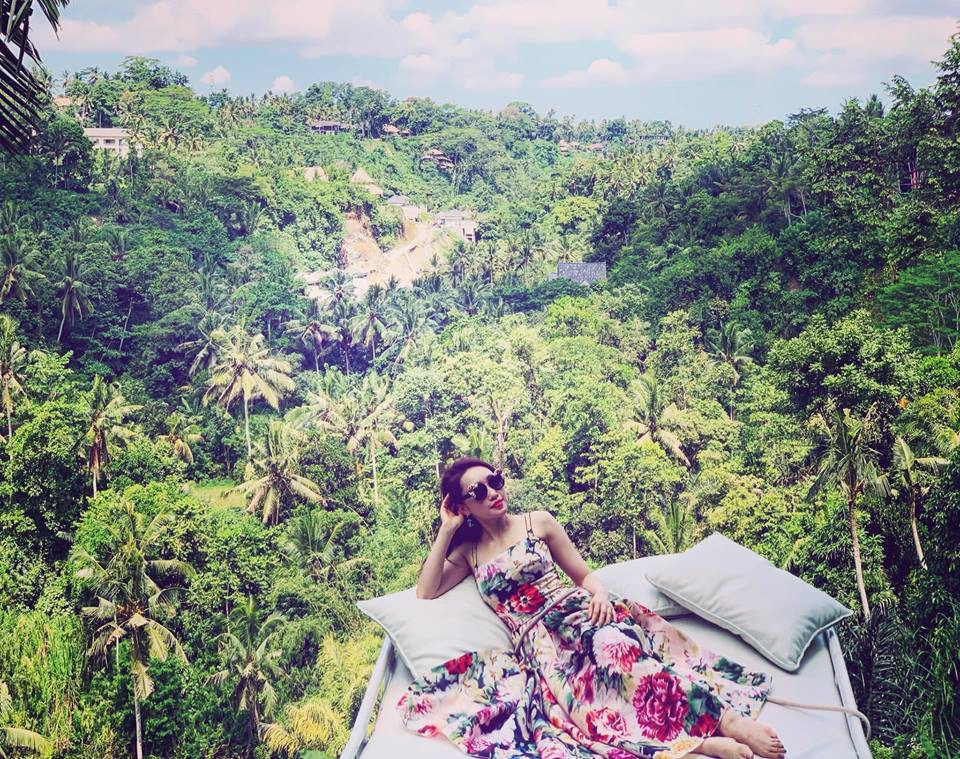 Bạn gái mới của Chi Bảo sở hữu khá nhiều món đồ hiệu đắt đỏ và thường xuyên du lịch nước ngoài.