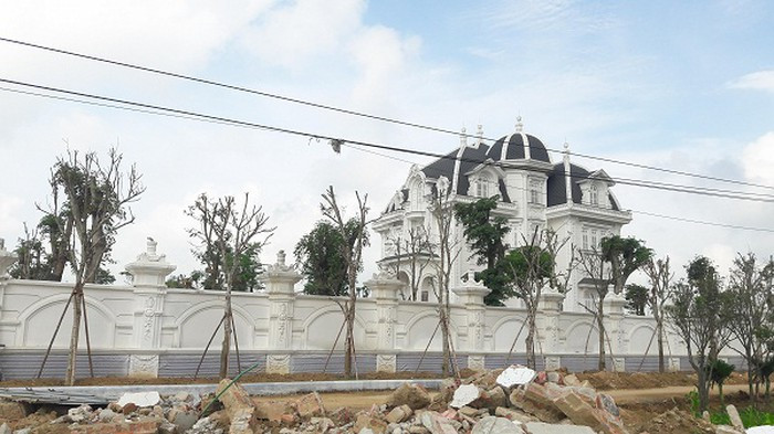 Cu ba 78 tuoi xay biet thu hang chuc ty dong khien dan ngheo ngo ngang-Hinh-12