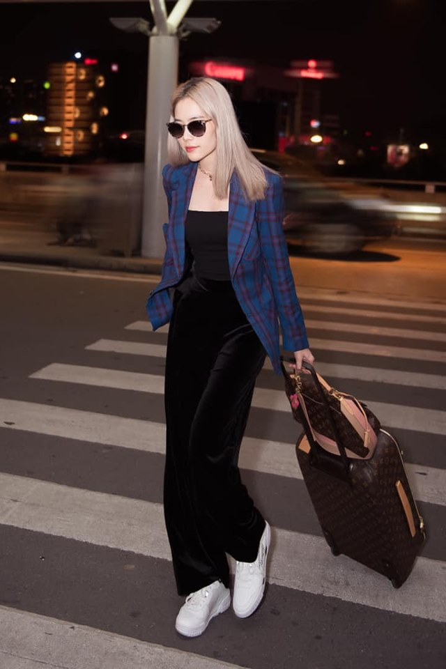 Với những bộ trang phục trẻ trung kèm mái tóc óng ánh, hình ảnh mới của Nam Em khiến người hâm mộ vô cùng thích thú.