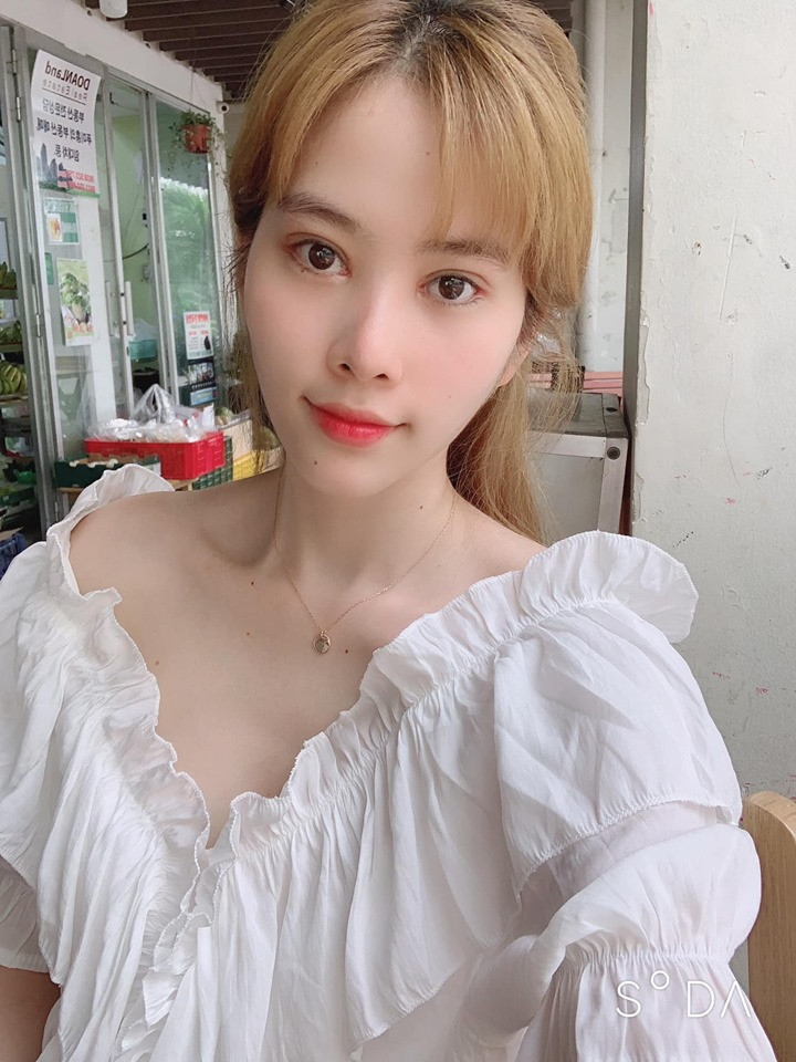 Chiếc áo trễ vai giúp cô khoe vai trần quyến rũ.