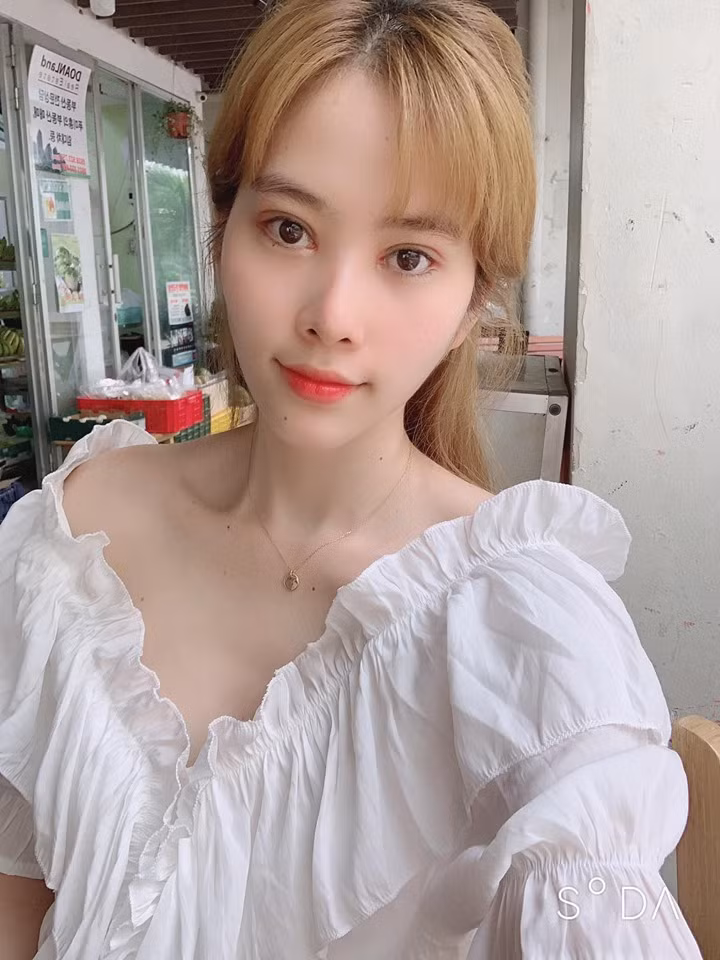 Chiếc áo trễ vai giúp cô khoe vai trần quyến rũ.