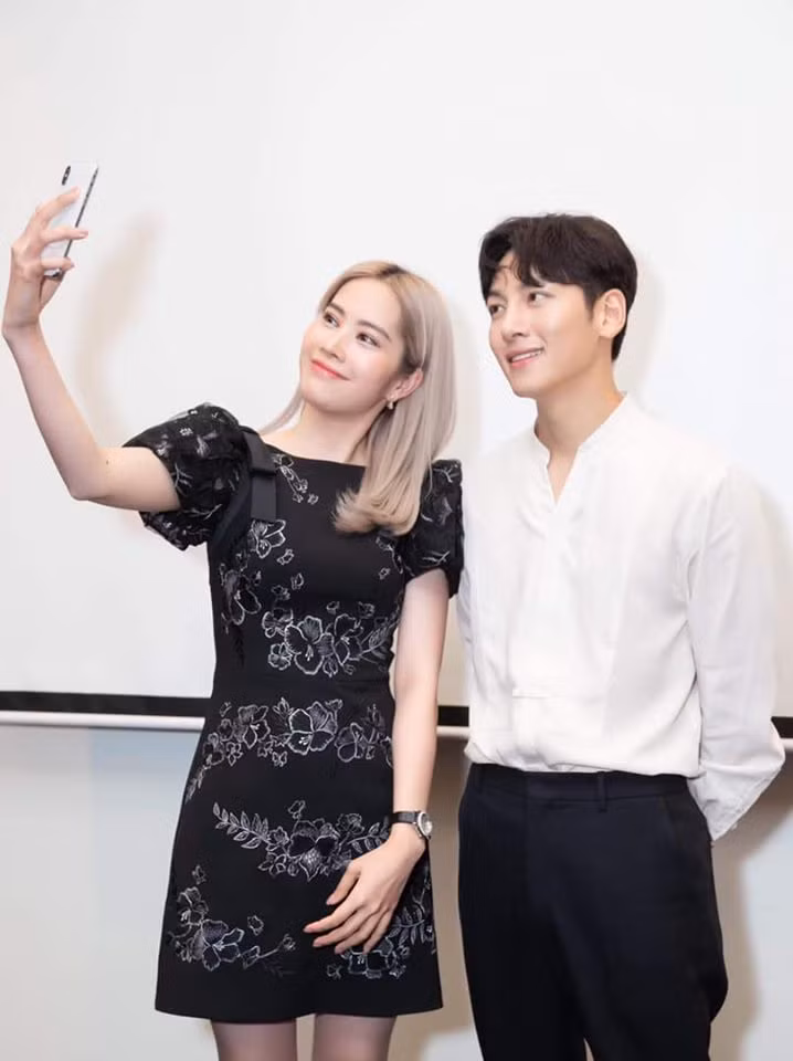 Với vóc dáng thon gọn, Nam Em có thể diện mọi loại trang phục tôn dáng.