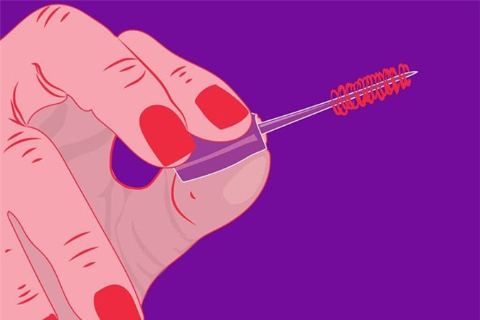 Sử dụng đồ trang điểm hết hạn: Mascara cũ có thể chứa các vi khuẩn, do đó có thể gây tê rát, tổn thương và nhiễm khuẩn mi mắt khi sử dụng.