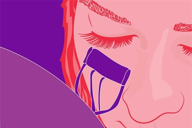 Sử dụng kẹp mi không đúng cách: Kẹp mi là một trong những dụng cụ "cứu cánh” cho làn mi cong vút. Tuy nhiên nếu không sử dụng đúng cách như bấm quá chặt và giữ quá lâu se khiến hàng mi bị rụng.