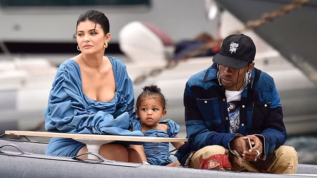 Cả gia đình của nữ tỷ phú diện đồ cùng tông cực chất. Ảnh: Internet. Video "Minh Hằng chia sẻ về phong cách thời trang". Nguồn: VTC.