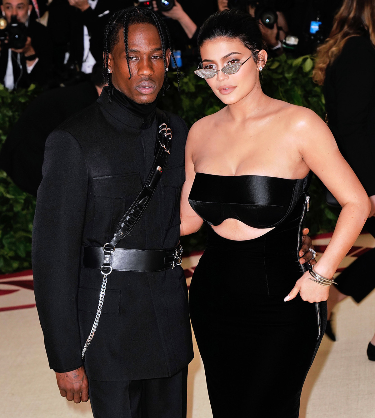 Nàng tỷ phú trẻ tuổi và nam rapper ăn mặc ton sur ton khi sánh bước trên thảm đỏ.