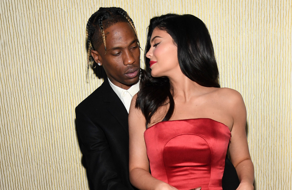 Rapper mặc vest đen làm nên cho vợ tỏa sáng với chiếc đầm đỏ nổi bật.