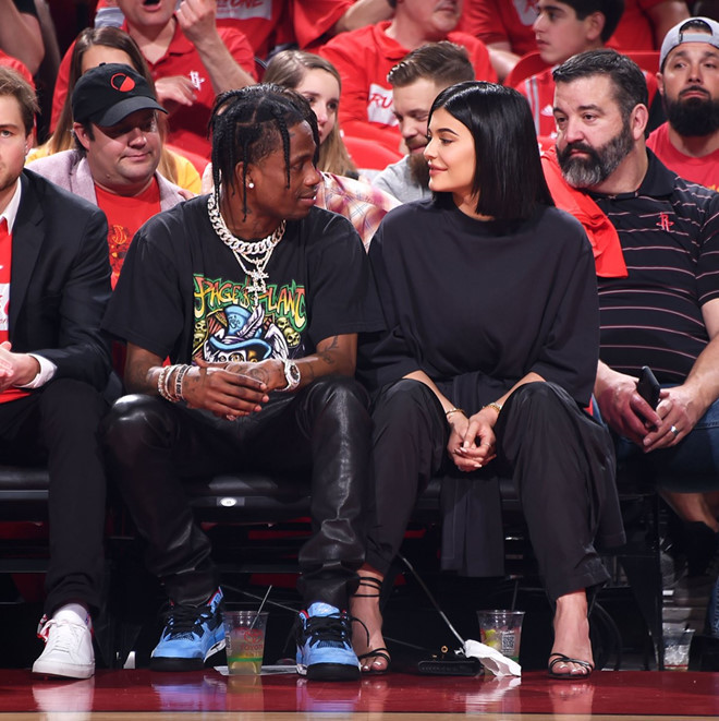 Cả hai thể hiện tình cảm gắn kết bằng cách diện trang phục đồng điệu từ đầu tới chân.