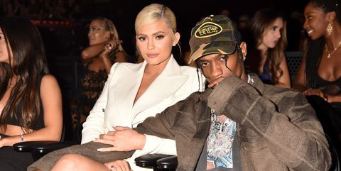 Trắng - nâu là hai gam màu yêu thích của vợ chồng Kylie Jenner và Travis Scott.