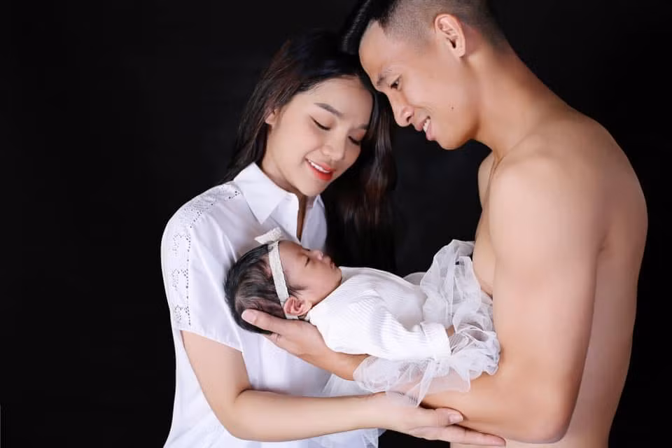 Trên trang cá nhân, Khánh Linh đăng ảnh chồng và bé Shi cùng chú thích: "Chào mừng con gái yêu đã đến với bố mẹ". Bùi Tiến Dũng cũng chia sẻ hình ảnh anh bế nhóc tì siêu đáng yêu mới sinh ngồi bên bà xã.