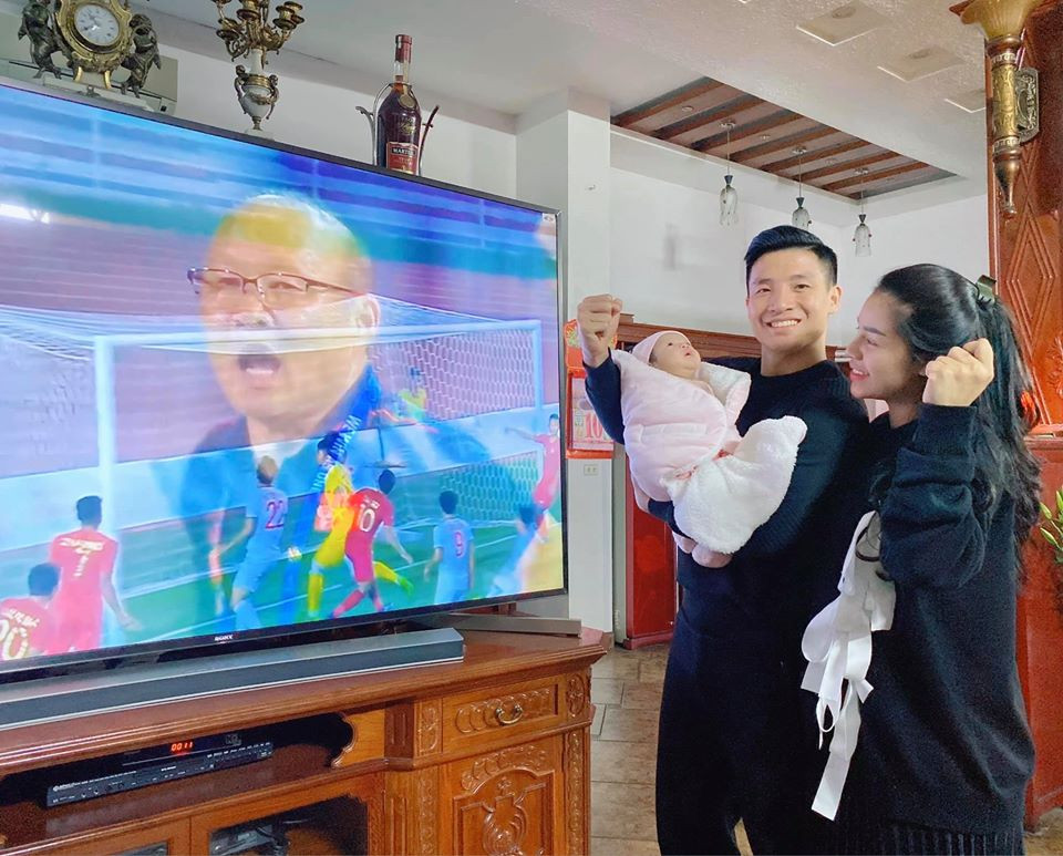 Vợ chồng Bùi Tiến Dũng vừa đón thành viên mới nhưng vẫn chưa chính thức kết hôn, chỉ tổ chức lễ ăn hỏi hôm 26/6.