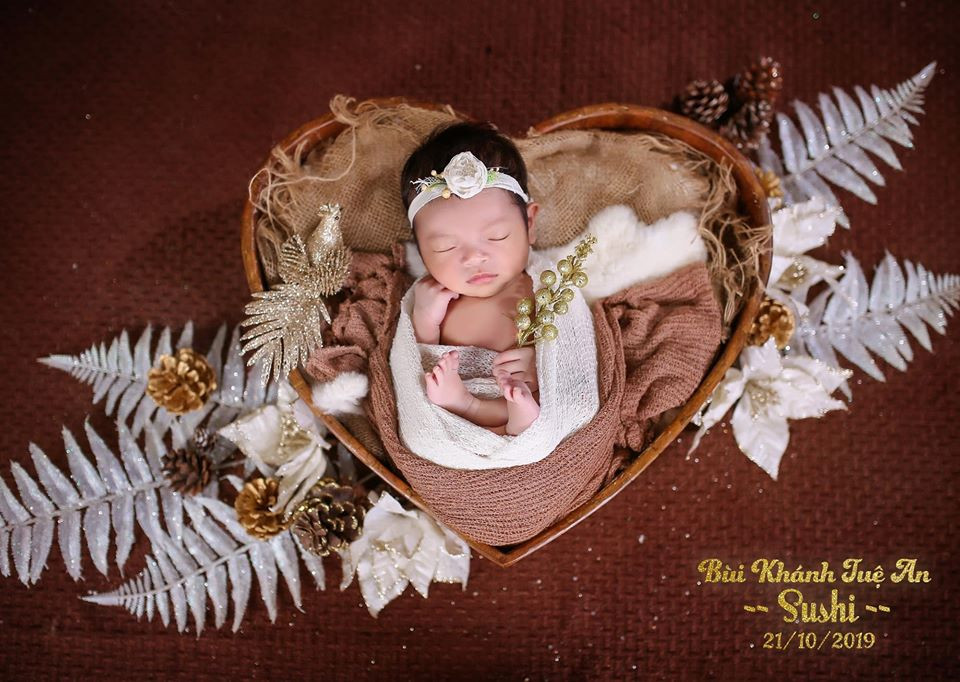 Bé Shi được khen là có nhiều nét giống bố.