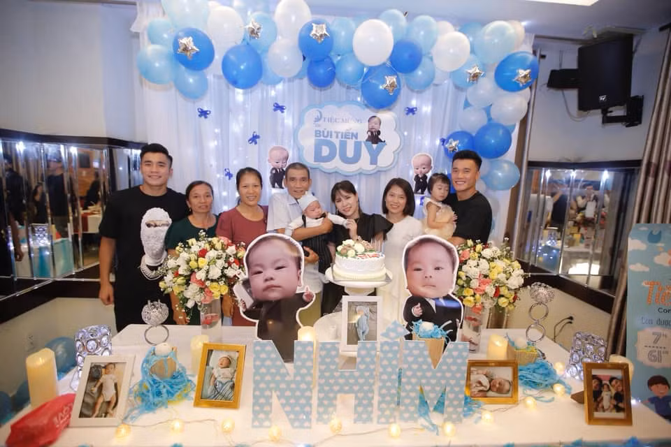 Hiện tại, con trai của cầu thủ và bạn gái tròn 3 tháng tuổi. Chỉ mới công khai chuyện tình cảm, chưa tổ chức đám cưới, chính vì vậy, hình ảnh con trai của cầu thủ Bùi Tiến Dụng khiến người hâm mộ không khỏi bất ngờ.