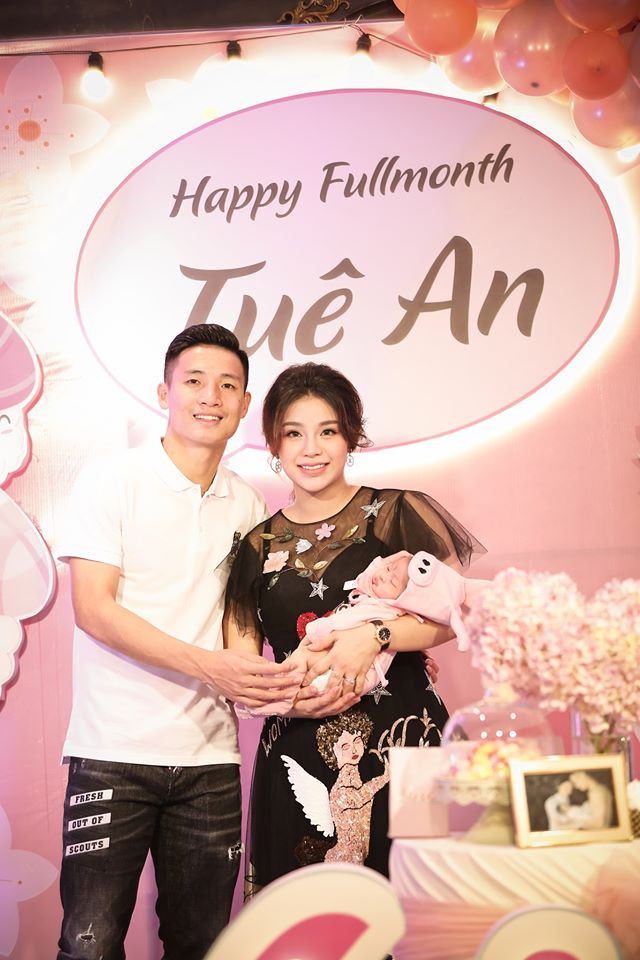 Nhóc tì nhà Bùi Tiến Dũng mới hơn 1 tháng tuổi nhưng có những biểu cảm hết sức dễ thương.