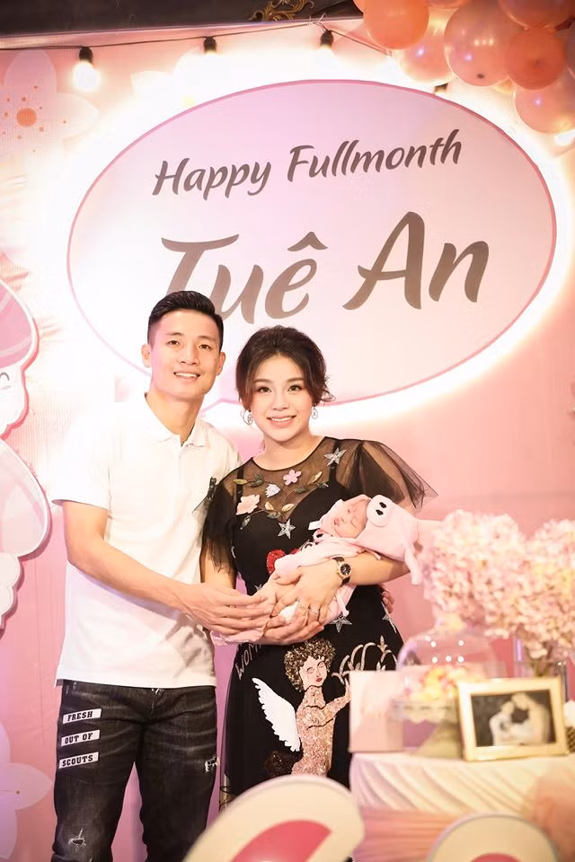 Nhóc tì nhà Bùi Tiến Dũng mới hơn 1 tháng tuổi nhưng có những biểu cảm hết sức dễ thương.