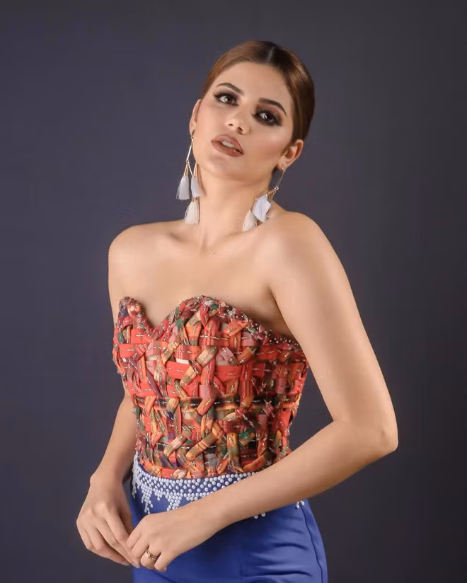 Nàng hoa hậu này rất ưu ái các kiểu trang phục cúp ngực quyến rũ. Ảnh: Internet. Video "Minh Hằng chia sẻ về phong cách thời trang". Nguồn: VTC.