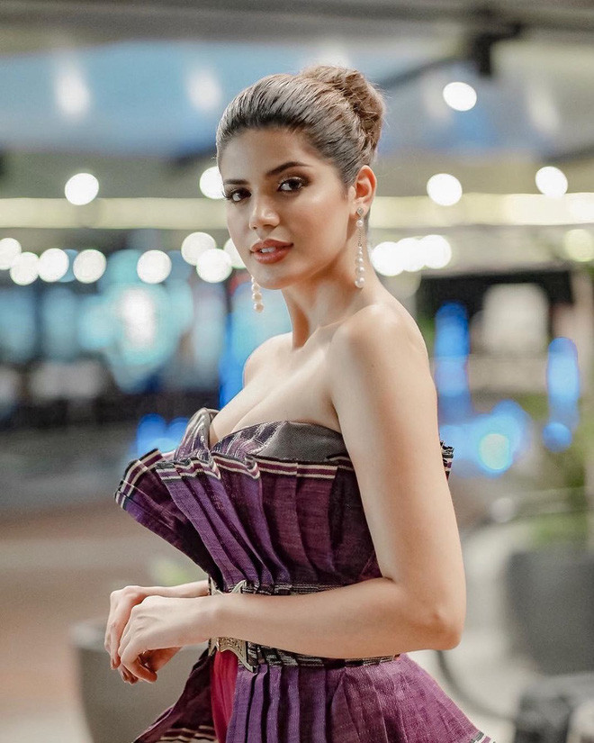 Chiếc váy cúp ngực phô diễn vòng 1 cực nóng bỏng của cô nàng.