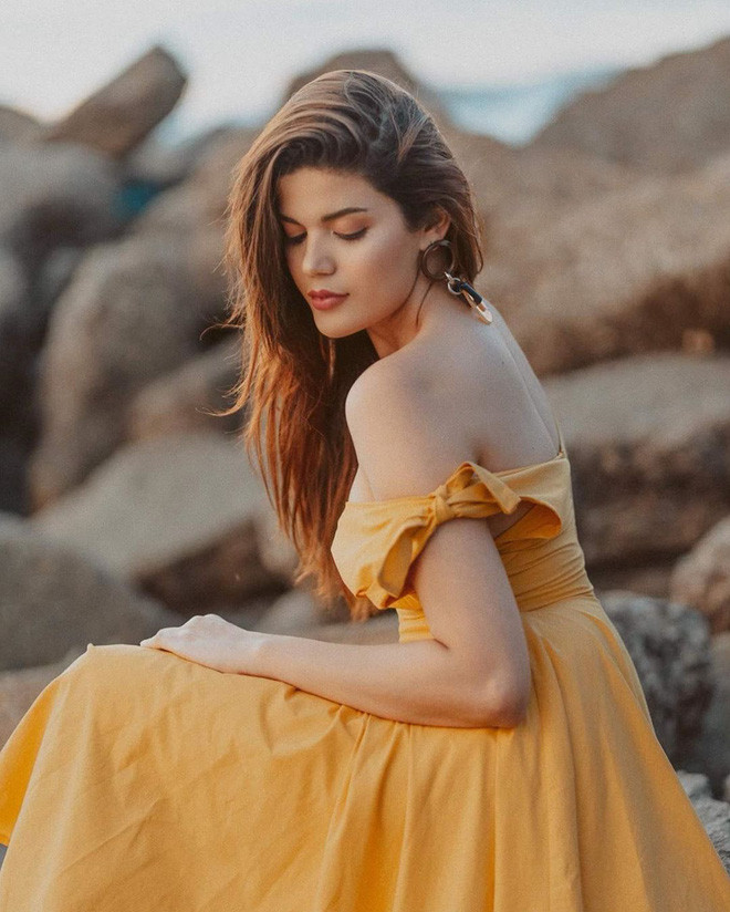 Các kiểu váy áo trễ vai gợi cảm luôn xuất hiện trong tủ đồ của cô nàng.