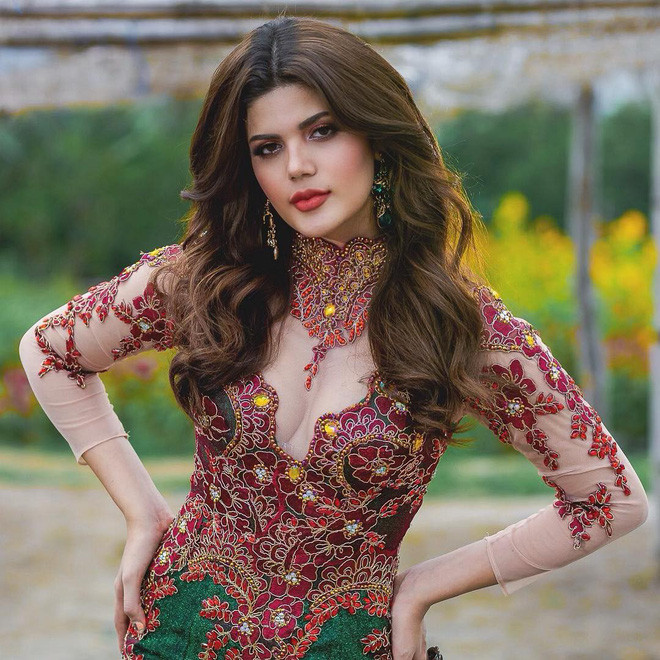 Thời trang thường ngày của Sharifa Akeel thường hướng tới việc khoe vòng một lấp ló.