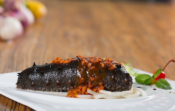 Đỉa biển Hàn Quốc sinh sống, phát triển tự nhiên dưới vùng biển sạch và được thu hoạch bởi những nữ thợ lặn lành nghề nổi tiếng vùng Jeju.