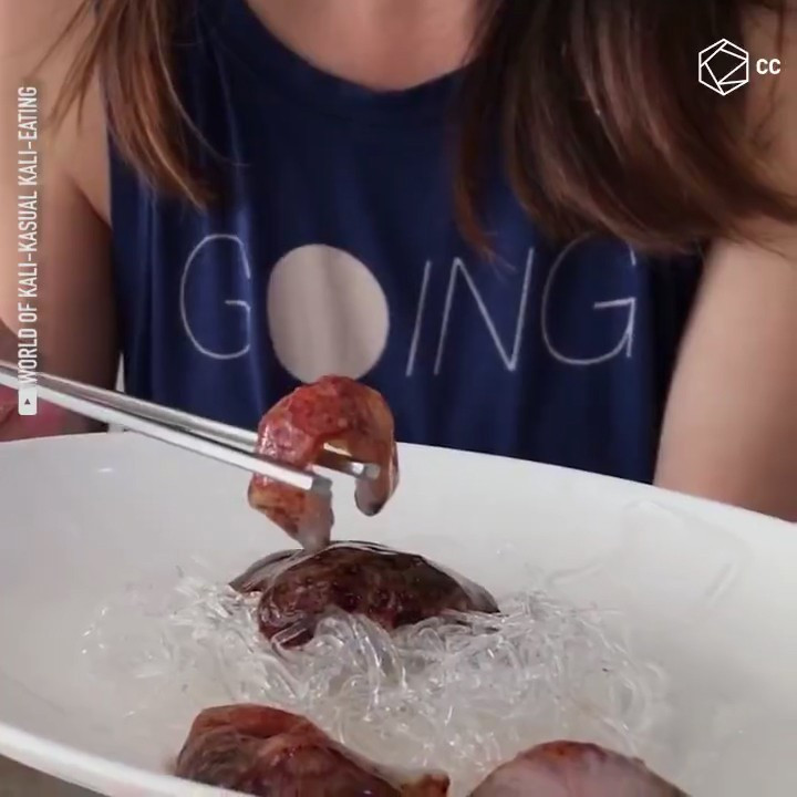 Khi thưởng thức, thực khách sẽ dùng kèm bát nước tương đặc biệt để hương vị thêm đậm đà.