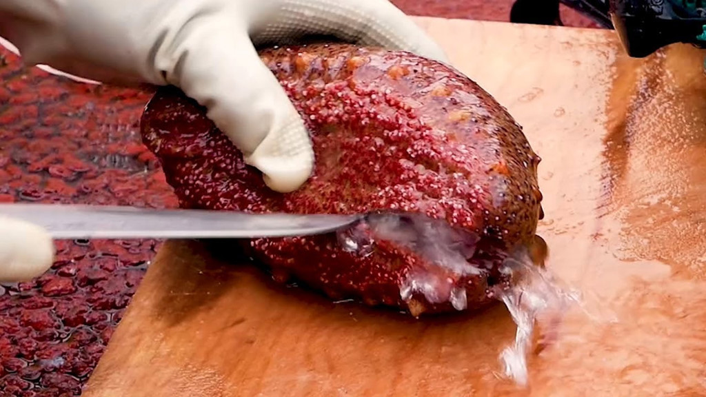 Trong nhiều loài hải sâm Hàn Quốc, hải sâm biển đỏ đứng đầu về mặt giá trị dinh dưỡng. Do đó, chi phí của món ăn cũng đắt hơn loài khác. Là nơi sở hữu số lượng hải sâm biển đỏ lớn, đảo Jeju trở thành địa điểm lý tưởng để thực khách thưởng thức sản vật quý báu này.