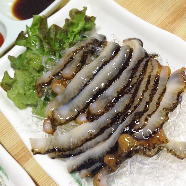 Miếng hải sâm dai dai, mọng nước cùng nước chấm đậm đà hòa quyện trong miệng sẽ kích thích vị giác của thực khách.