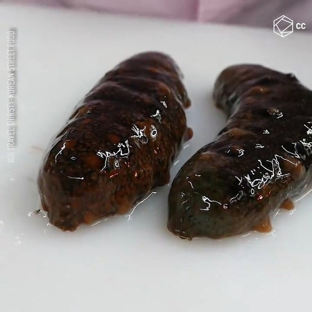 Nhiều nhà hàng trên đảo phục vụ món đỉa biển sống. Bạn cũng có thể trải nghiệm thưởng thức đỉa biển sống tươi ngon bên bờ biển do người dân địa phương tự tay chế biến với giá khoảng 18 USD/đĩa.