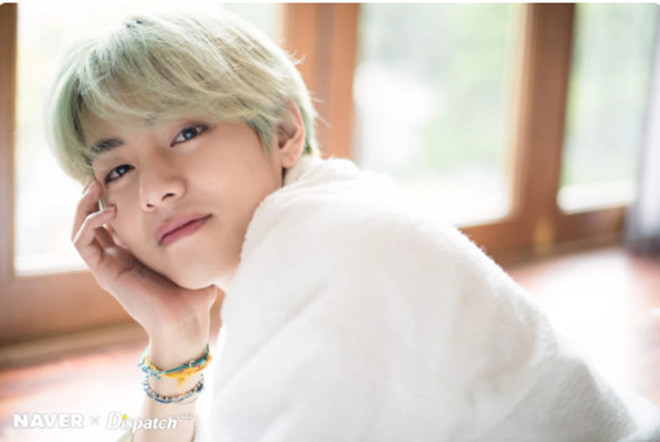 Diện áo len trắng đơn giản nhưng vẫn bảnh bao và cá tính.