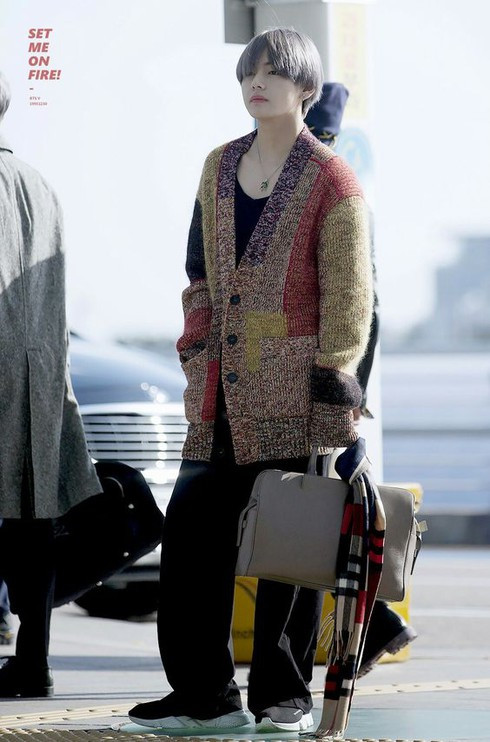 V phối chiếc áo len sành điệu với cây đồ đen giản dị.