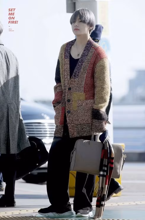 V phối chiếc áo len sành điệu với cây đồ đen giản dị.