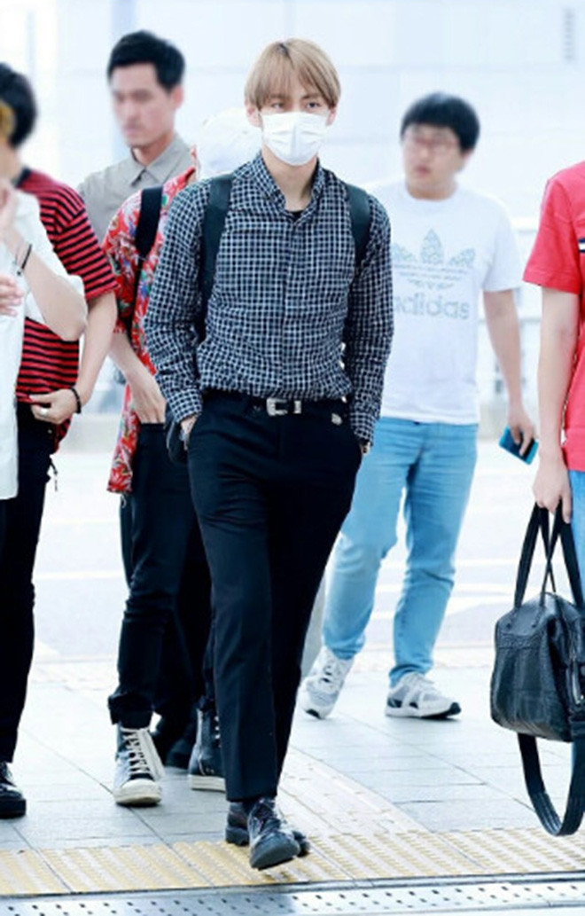 Sơ mi kẻ karo và quần âu mang đến sự lịch lãm cho anh chàng "đẹp trai nhất thế giới".