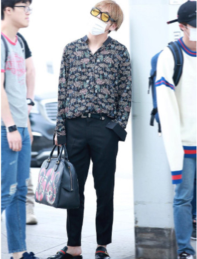 Áo sơ mi họa tiết hoa hòe và quần âu là cặp đôi trang phục không thể thiếu trong tủ đồ của V.