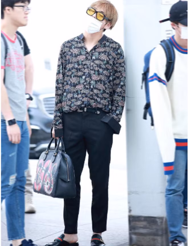 Áo sơ mi họa tiết hoa hòe và quần âu là cặp đôi trang phục không thể thiếu trong tủ đồ của V.