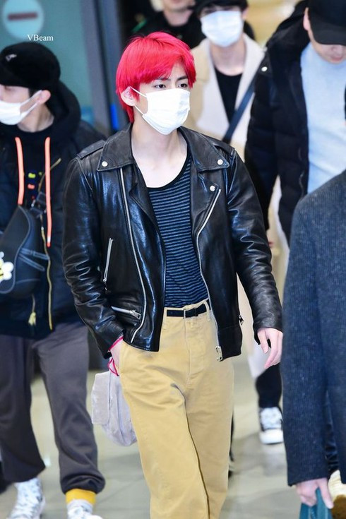 Không chỉ ăn mặc cá tính, nam ca sĩ Hàn còn thường xuyên chăm chút cho mái tóc nhuộm nổi bật.