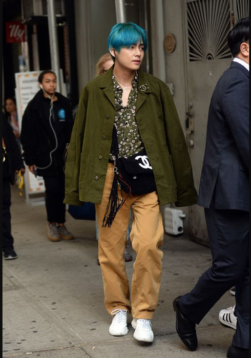 Mỹ nam xứ Hàn chơi trội khi nhuộm tóc màu xanh chất ngất.