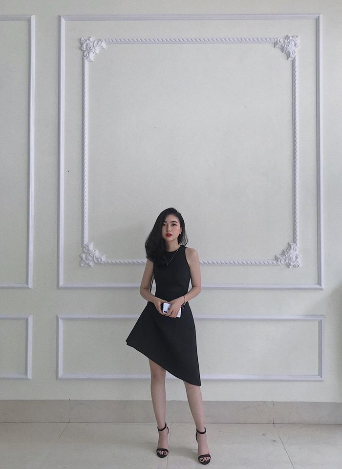 Chiếc đầm sát nách với phần chân váy lệch trông cực sang chảnh.