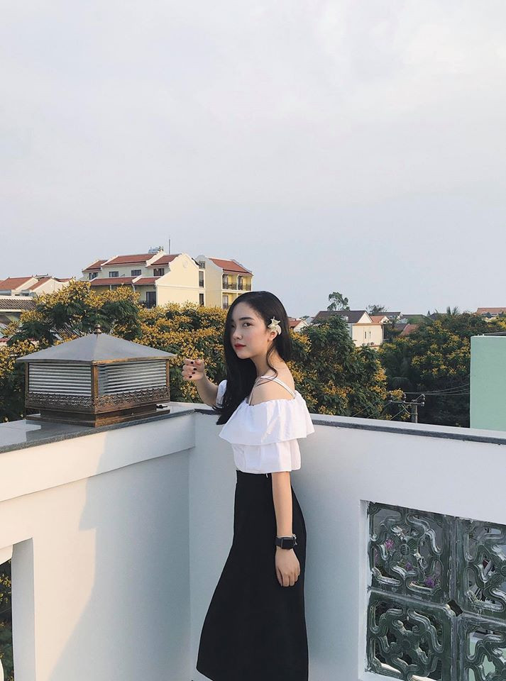 Áo trễ vai và áo hai dây chính là hai items được Hà Trang khá yêu thích. Với những kiểu áo này, cô bạn trông vừa dễ thương, vừa sang chảnh với tông màu đen, trắng.