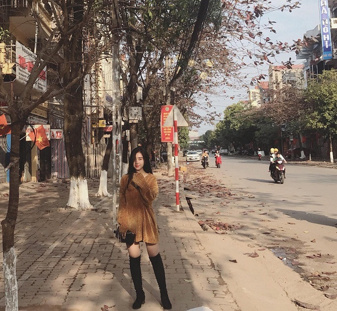 Hà Trang liên tục làm mới hình ảnh của mình với đủ kiểu trang phục. 