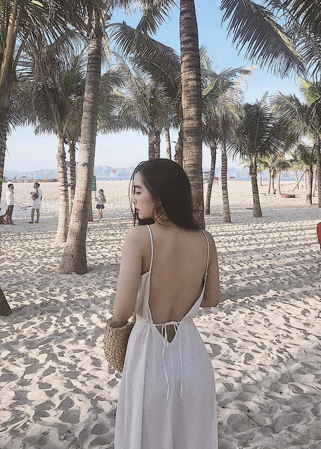 Cô thường chọn những chiếc váy có thiết kế cup ngực hay váy trễ vai hoặc áo, váy hai dây, khoe lưng trần gợi cảm.