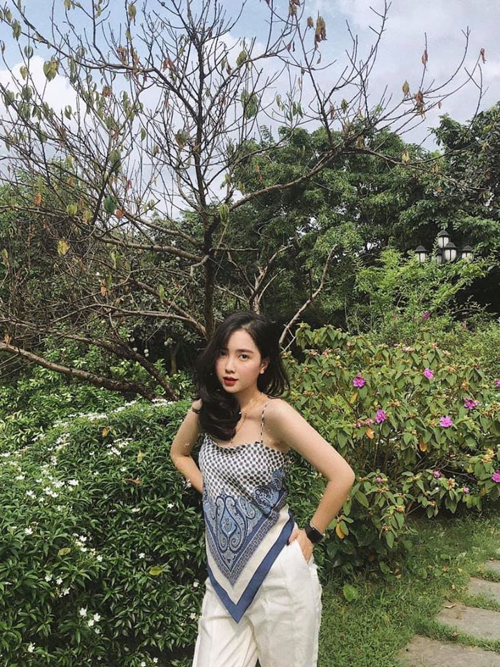 Diện áo yếm, người đẹp 9X toát lên vẻ trưởng thành, quyến rũ, khác hẳn với phong cách đáng yêu thường ngày.