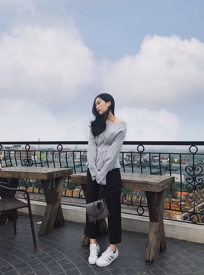 Mặc dù không có chiều cao nổi trội nhưng bù lại, cô sở hữu số đo ba vòng hoàn hảo. Ảnh: FBNV. Video "Minh Hằng chia sẻ về phong cách thời trang". Nguồn: VTC.